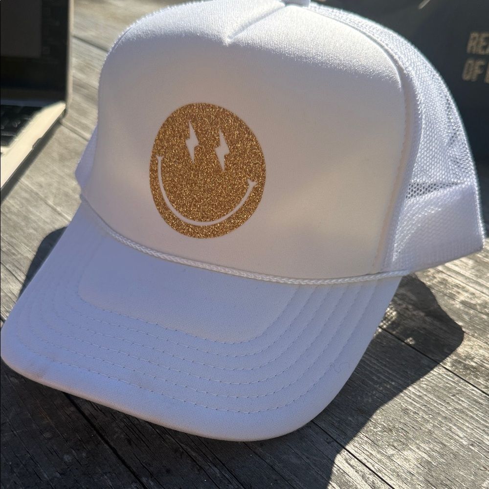 White Trucker Hat Gold Glitter Smiley Face Snap Back BRAND NEW Mesh Back Hat